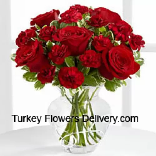 9朵红玫瑰和9朵红色康乃馨，装在玻璃花瓶里
