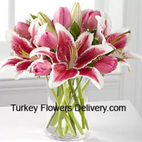 Ružičasti ljiljani i ružičasti tulipani u staklenoj vazi