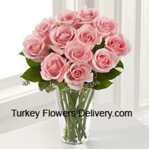 12 розовых роз с папоротниками в вазе