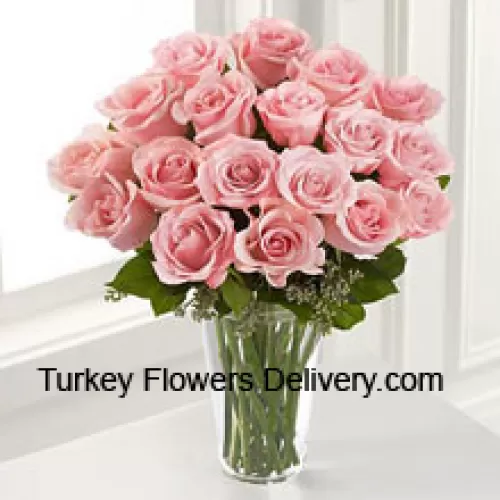 18 rosa Rosen mit etwas Farn in einer Vase