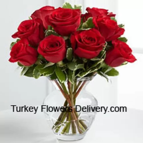 花瓶里的10朵红玫瑰和一些蕨类植物