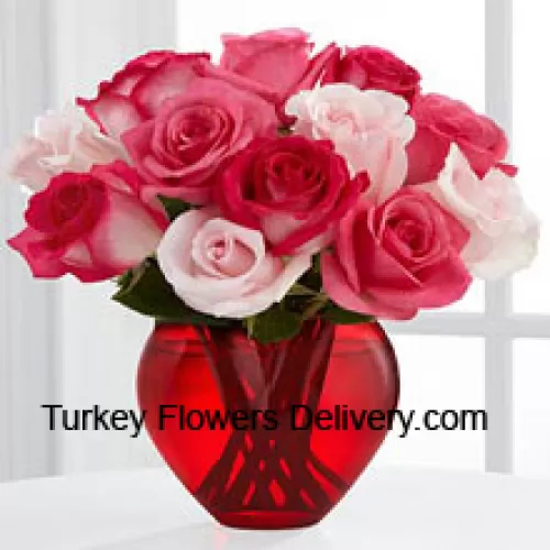 8 朵深粉色玫瑰和 4 朵浅粉色玫瑰放在玻璃花瓶中