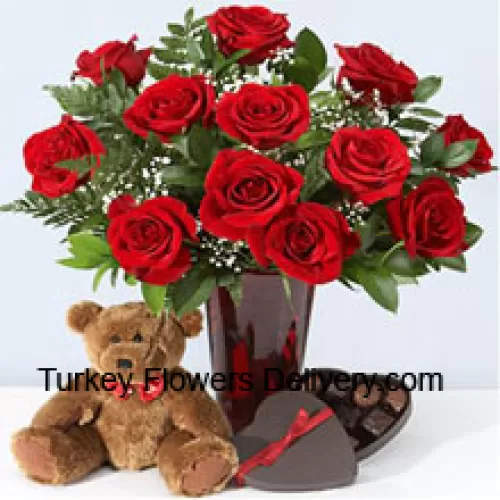 12 красных роз с папоротниками в вазе, милый коричневый плюшевый медвежонок высотой 10 дюймов и коробка в форме сердца с шоколадом.