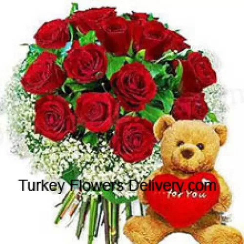 Wiązanka 12 czerwonych róż z sezonowymi wypełniaczami i słodkim brązowym misiem o wysokości 8 cali