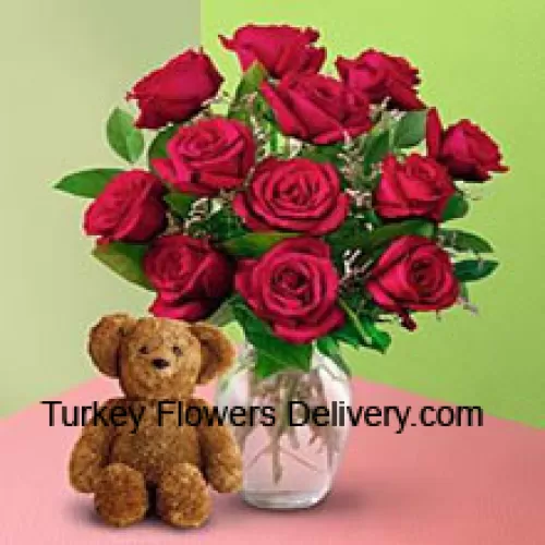 12 красных роз с папоротниками в вазе и милым коричневым медвежонком в 8 дюймов