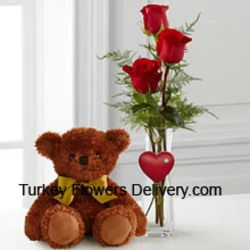 שלושה ורדים אדומים בצנצנת שקופה אדומה ודובון חמוד בצבע חום בגובה 10 אינצ' (אנו שומרים על הזכות להחליף את הצנצנת במקרה של חוסר זמינות. מלאי מוגבל)