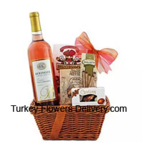 Deze geschenkmand bevat Beringer White Zinfandel Blush Wine, Guylian Belgische chocoladeschelpen, Dolcetto gevulde wafelrolletjes, Brent & Sam’s frambozenchocoladekoekjes en East Shore Specialty honingtarwepretzels. (Inhoud van de mand inclusief wijn kan variëren per seizoen en bezorglocatie. In geval van niet-beschikbaarheid van een bepaald product zullen we het vervangen door een product van gelijke of hogere waarde)