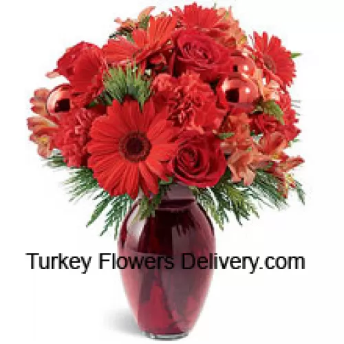 Um belo vaso de vidro vermelho para as férias contém uma variedade de flores vermelho vivo. Cravos, rosas, margaridas Gerbera e alstroemérias são decoradas com brilhantes enfeites de vidro vermelho e intercaladas com folhagens de Natal. Ótimo para presentear ou para manter para si mesmo! (Por favor, observe que reservamos o direito de substituir qualquer produto por um produto adequado de valor igual, em caso deindisponibilidade de um determinado produto)