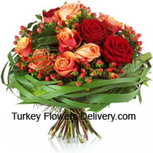 赤とオレンジのローズと季節のフィラーが入った素敵な花束（特定の商品が入手できない場合、同等価値の適切な商品に変更する権利を留保します）