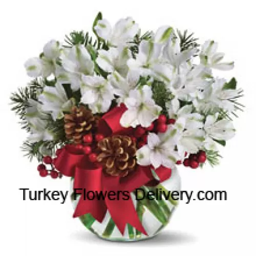 Comparta la magia de una Navidad blanca con este alegre ramo de flores de alstroemeria blancas nevadas dispuestas en un jarrón con adornos festivos navideños. (Tenga en cuenta que nos reservamos el derecho a sustituir cualquier producto por un producto adecuado de igual valor en caso de falta de disponibilidad de cierto producto)