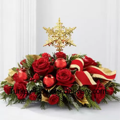 Una manera grandiosa y elegante de añadir belleza a sus festividades navideñas. Rosas rojas y rosas en spray se disponen con follaje navideño variado, acebo variegado, brillantes bolas navideñas rojas y un lazo rojo con bordes dorados, todo rodeando una estrella dorada metálica en forma de árbol para crear un centro de mesa navideño único y sofisticado. (Tenga en cuenta que nos reservamos el derecho de sustituir cualquier producto por un producto adecuado de igual valor en caso de no disponibilidad de cierto producto)