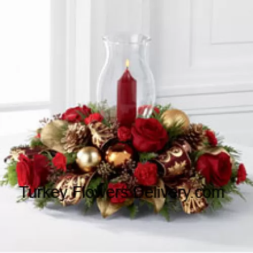 Il centrotavola dorato per Natale è l'allestimento perfetto per creare un'atmosfera calda e festosa per riunire amici e familiari. Rose rosse brillanti e minicarnation sono magnificamente disposte con verdi natalizi e eucalipto seminato, arricchiti con pigne dorate, palline di vetro dorato e rame, e nastro filo dorato e bordeaux che circondano un vetro a forma di uragano. (Si prega di notare che ci riserviamo il diritto di sostituire qualsiasi prodotto con un prodotto adatto di pari valore in caso di indisponibilità di un certo prodotto)