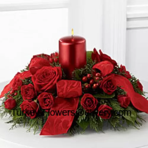 Un aranjament cromatic de căldură și bucurie de sărbători. Trandafiri și mini trandafiri roșii, fructe de ienupăr roșii și verdeață luxuriantă de sărbători înconjoară o lumânare metalică roșie pentru a crea un centru de masă plin de căldură. Împodobit cu o panglică roșie strălucitoare, acest design va aduce spiritul sărbătorilor la întâlnirile și celebrările lor cu stil și eleganță. (Vă rugăm să rețineți că ne rezervăm dreptul de a înlocui orice produs cu un produs potrivit de valoare egală în cazul în care un anumit produs nu este disponibil)